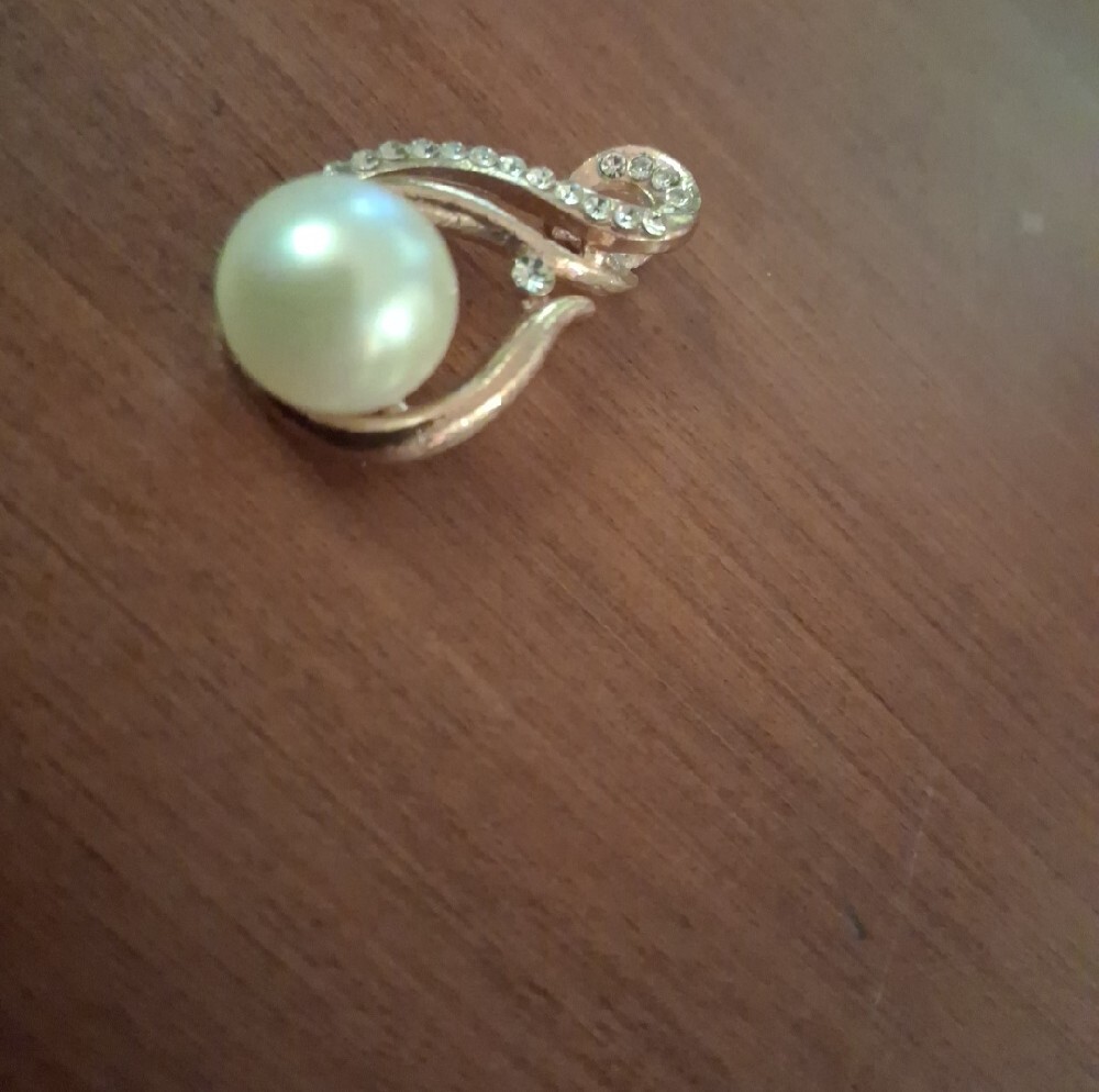 Elegant Gold-Tone Faux Pearl and Crystal Pendant - White Pearl - Picture 4 of 6